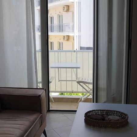Central Delight Chalkida Bagian luar foto