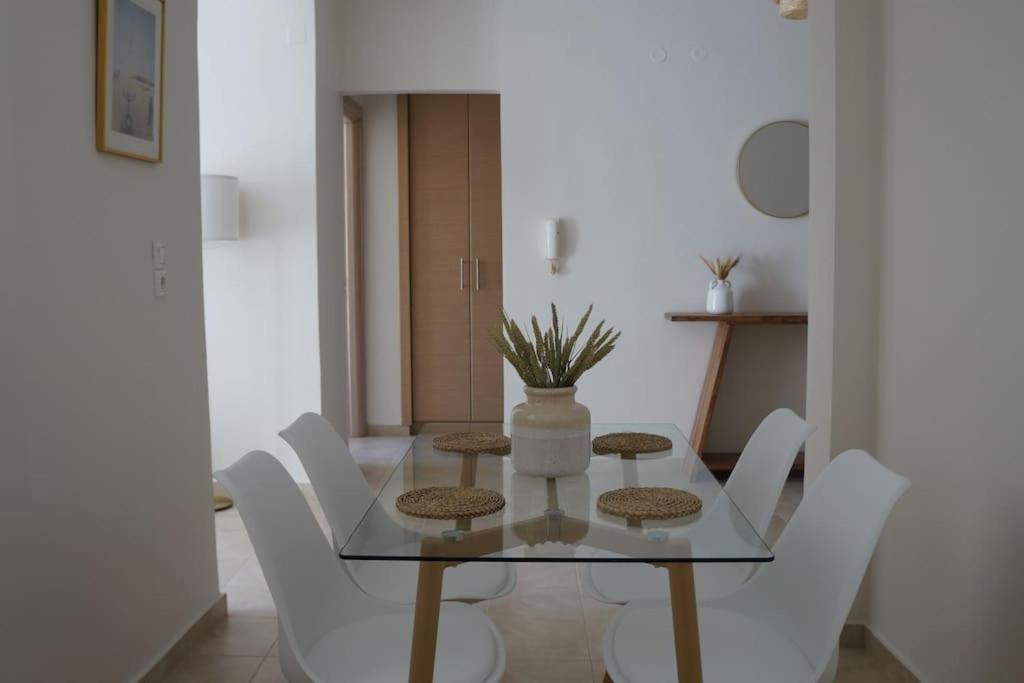 Central Delight Chalkida Bagian luar foto
